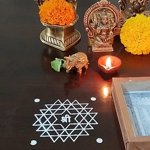 Divine Artz | Aishwarya Lakshmi Kolam Rangoli Stencil Wooden, Rangoli Sacha Wooden, 1 Piece (5x5 Inches)